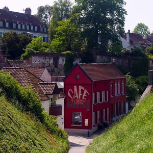 Vue plongeante entre les fortifications, maison rouge avec enseigne de café du commerce - France  - collection de photos clin d'oeil, catégorie paysages